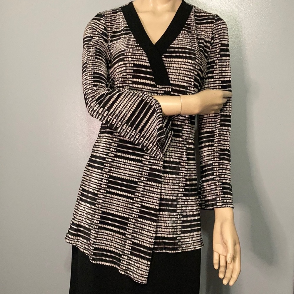 ⭐️NICOLA Nlack and White Longsleeves Blouse⭐️